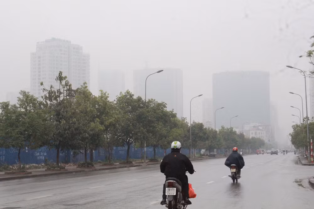 các tòa cao ốc mờ dần trong làn sương mù trắng.