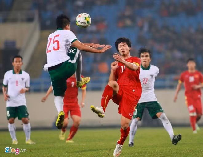 Hàng phòng ngự Indonesia không ít lần buộc phải phạm lỗi với Công Phượng.