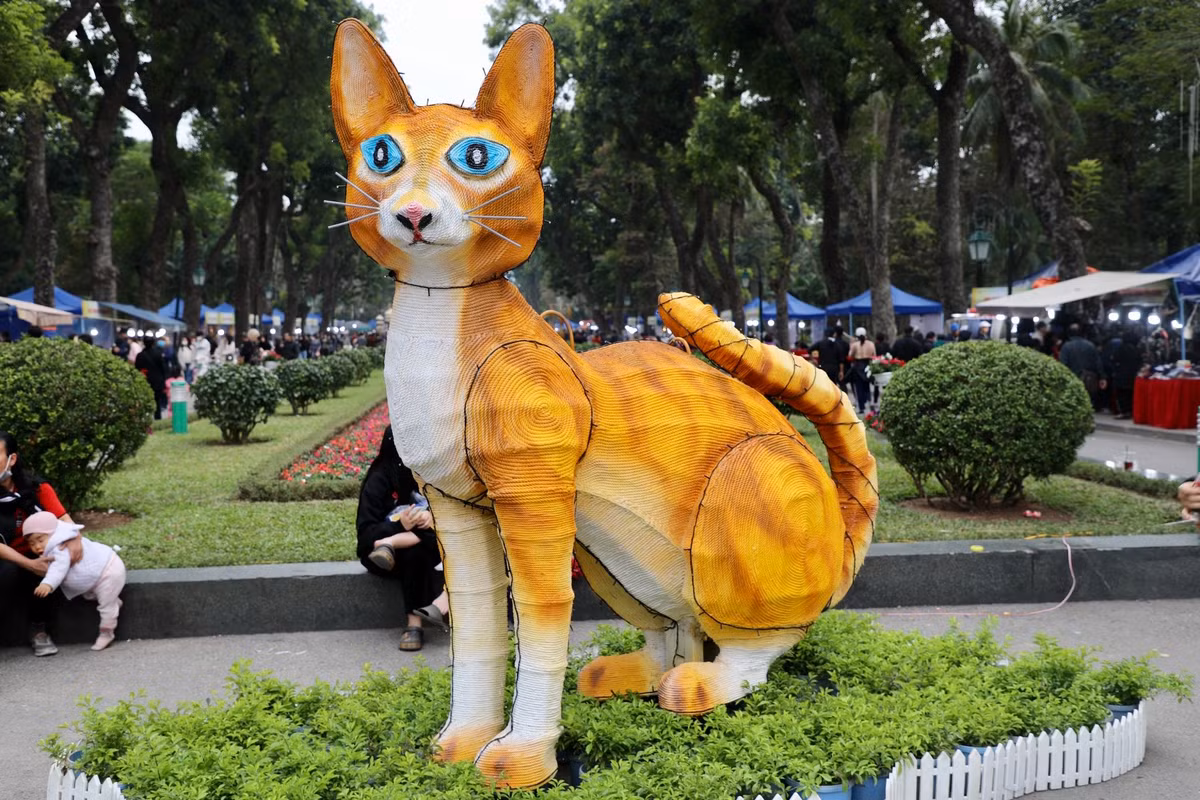 Linh vật Mèo mừng xuân Quý Mão 2023 được xây dựng tại Công viên Thống Nhất.