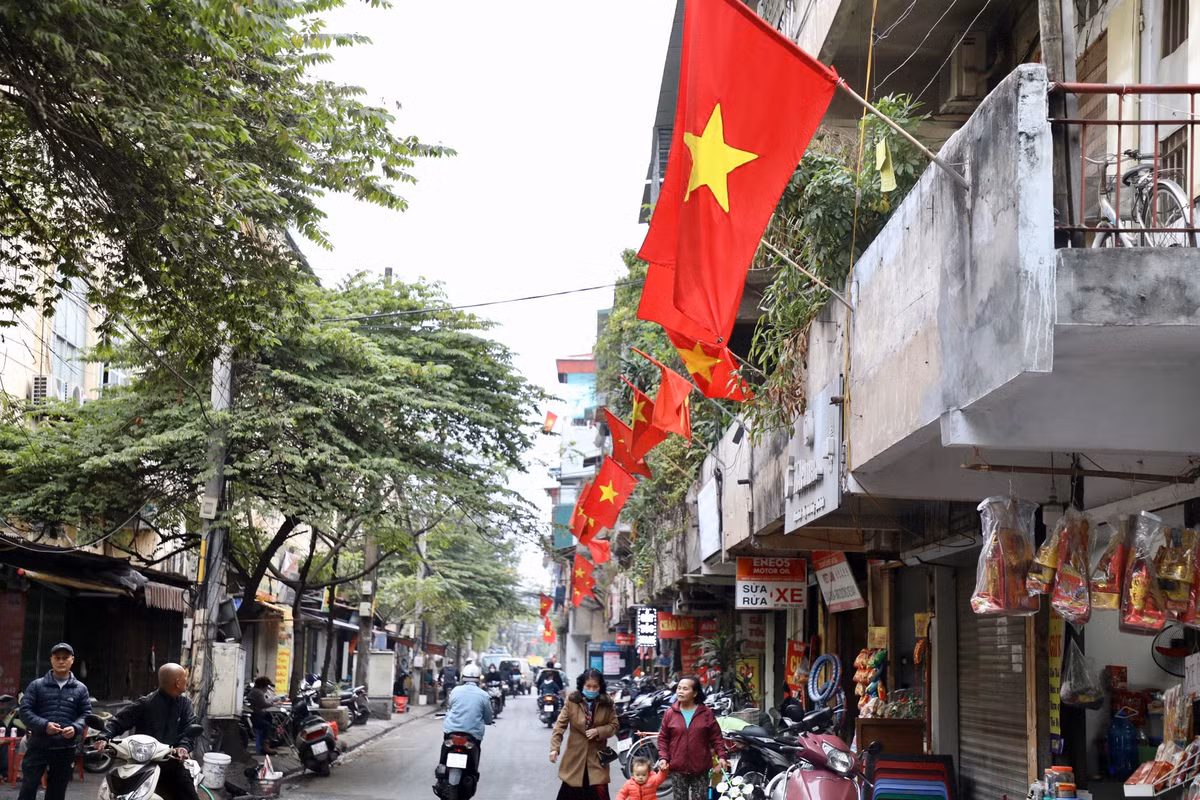 Tại đường Trần Quý Cáp (Đống Đa) nhà nhà treo cờ trong niềm phấn khởi chờ đón Tết Nguyên đán.