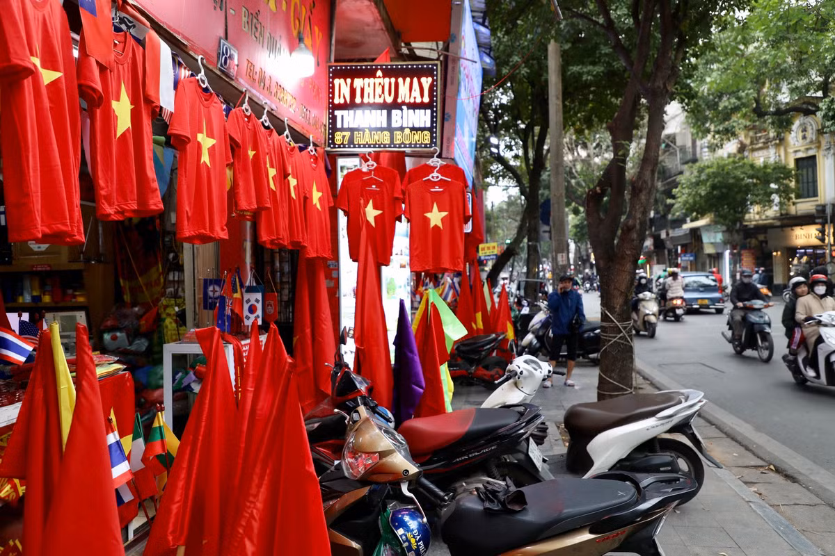Tại một số cửa hàng trên đường Hàng Bông (Hoàn Kiếm) bày bán áo, cờ đỏ sao vàng.