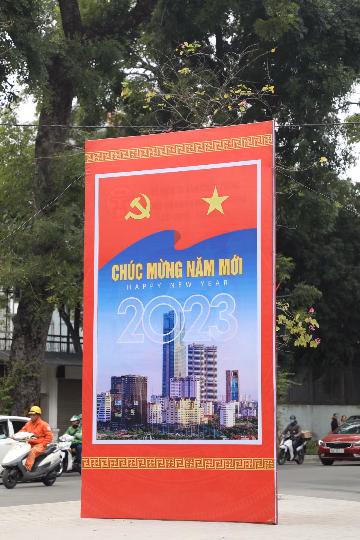 Anh Nguyễn Hải Dương (Hoàng Mai, Hà Nội) chia sẻ: "Ra đường được nhìn những lá cờ đỏ sao vàng tung bay, những tấm pano, áp phích chúc mừng năm mới tôi cảm thấy rất tự vào và đầy khí thế."