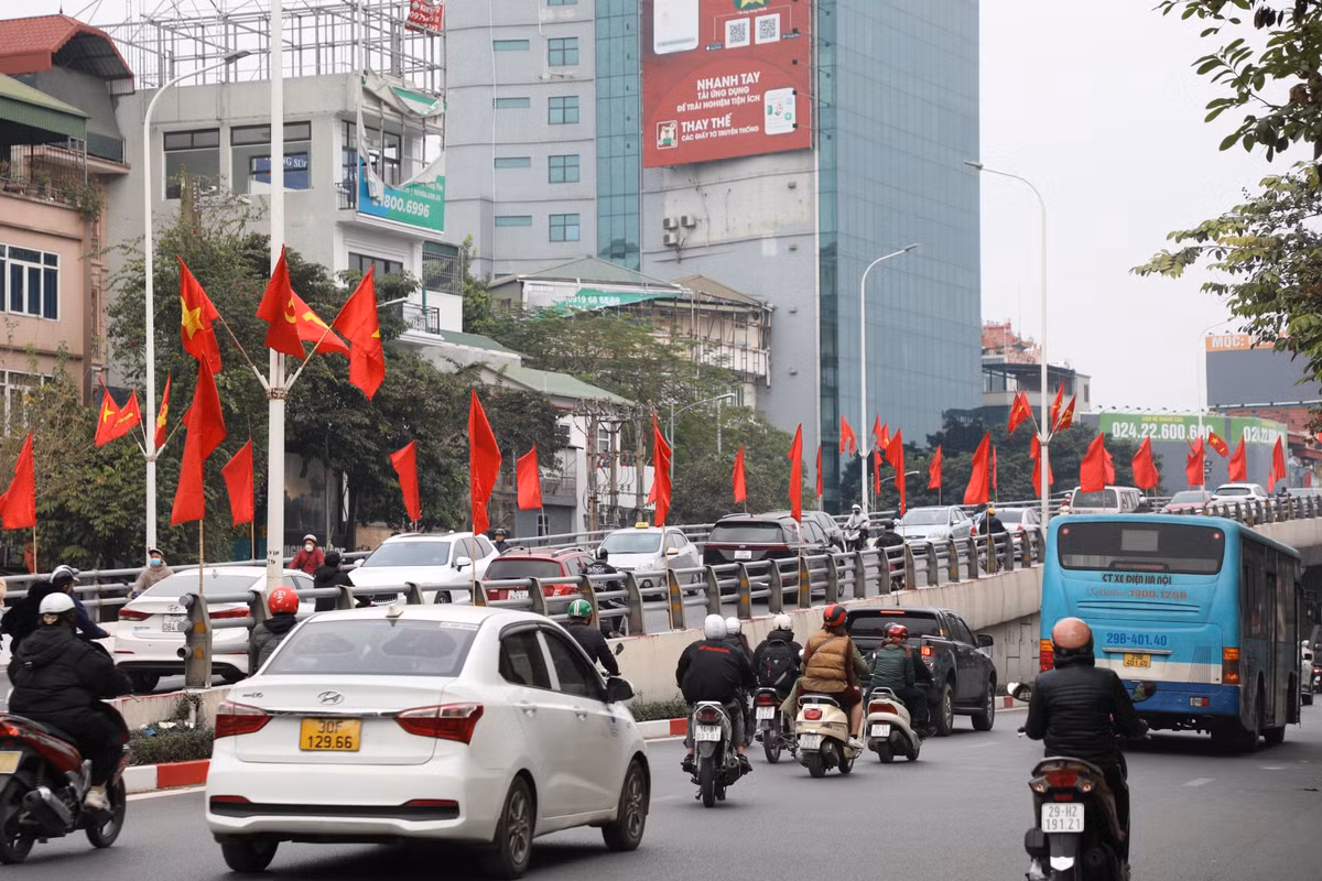 Trên dọc các tuyến phố trên địa bàn Hà Nội được trang hoàng rực rỡ cờ Đảng, cờ Tổ quốc, băng rôn, áp phích… chào đón Tết Nguyên đán Quý Mão 2023.