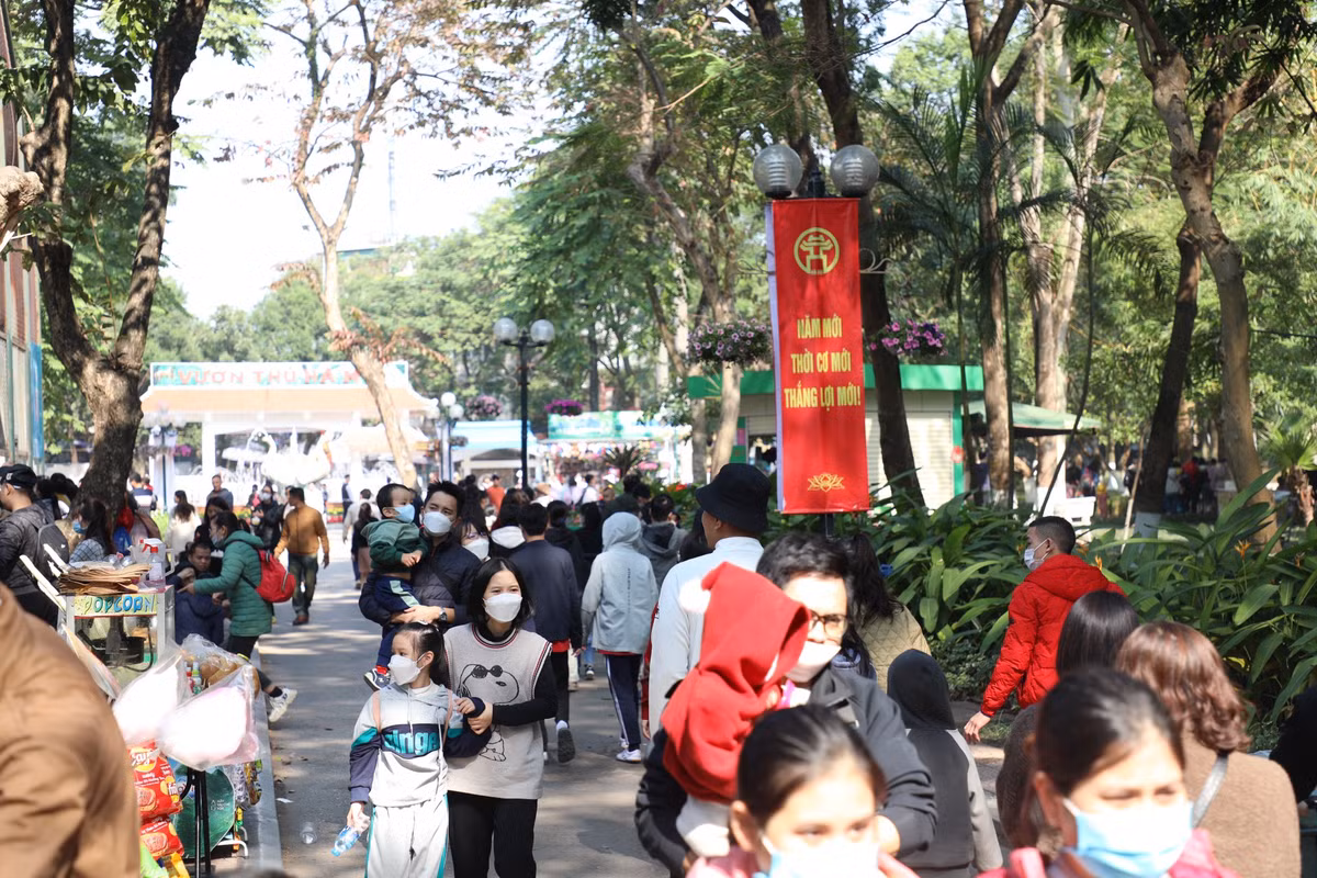 Mọi con đường trong công viên chật kín người đi lại.
