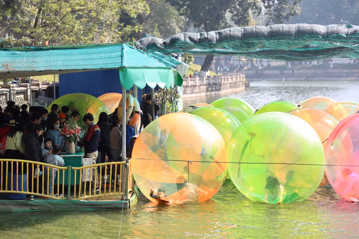 Vườn thú Hà Nội trong ngày đầu nghỉ Tết Dương lịch đón lượng lớn khách tới tham quan, trong đó chủ yếu là các phụ huynh đưa con nhỏ tới vui chơi, giải trí.