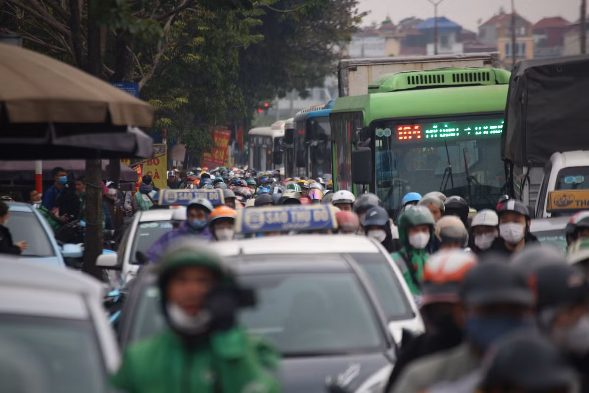 Ngan ngam giao thong Ha Noi un u khi nguoi dan do ve Ha Noi