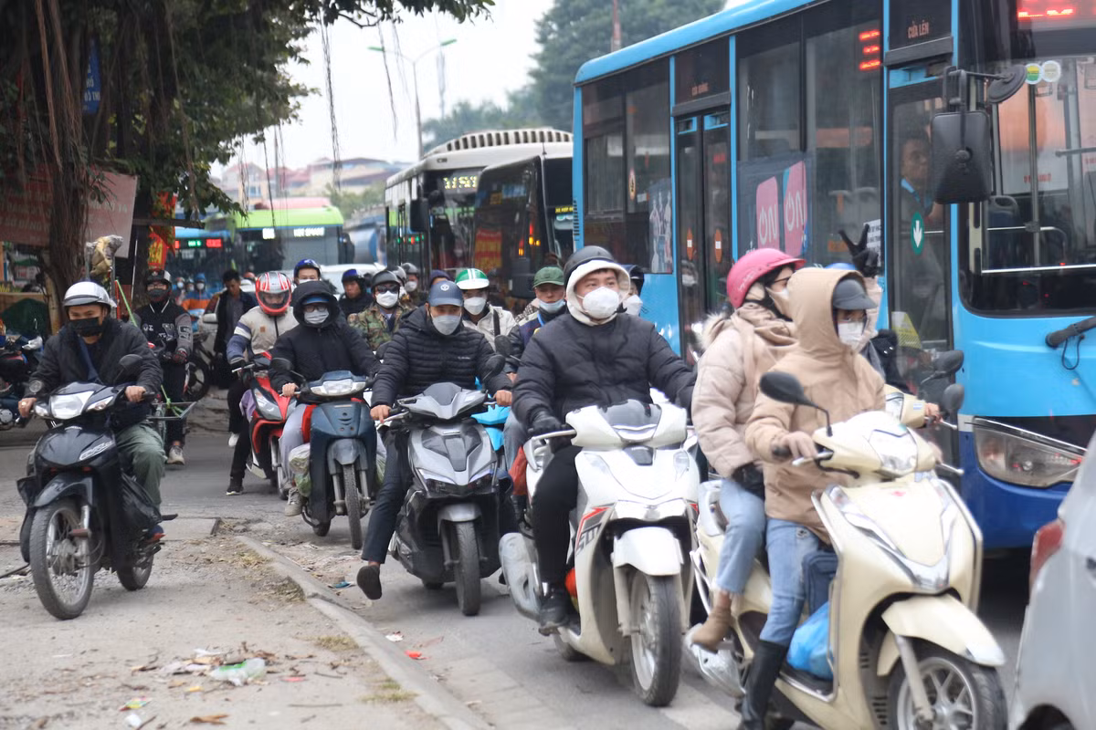 Ô tô, xe máy chen chân nhau về Hà Nội ngày cuối cùng của kỳ nghỉ Tết Dương lịch.
