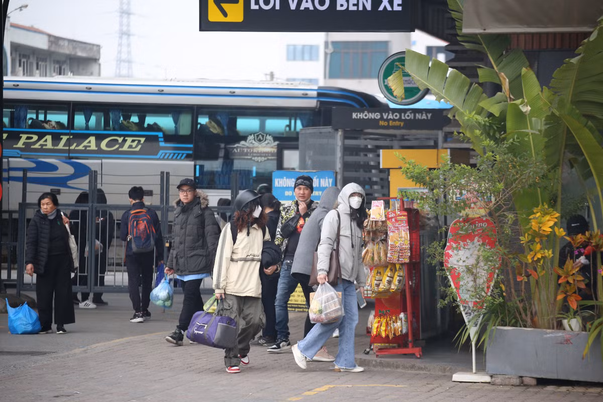 Tại các bến xe cũng rơi vào cảnh đông người, chật chội.