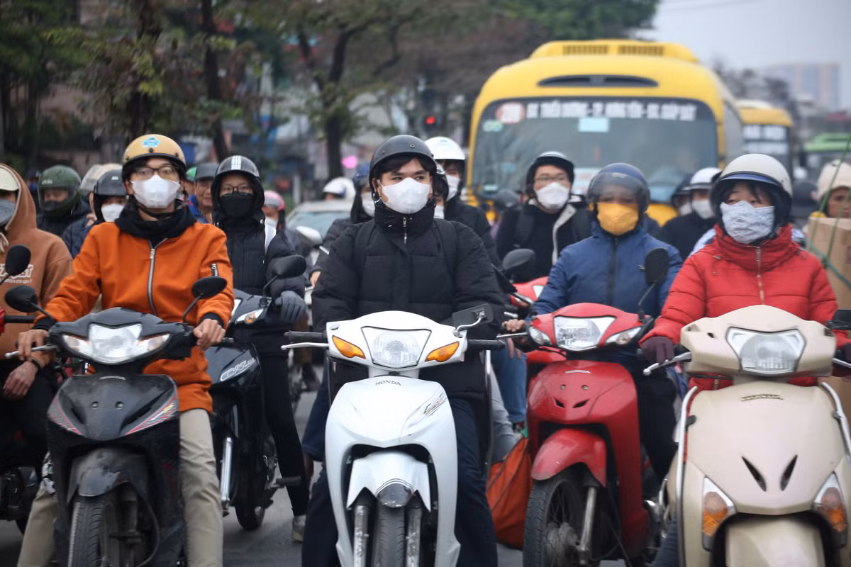Thời tiết se lạnh cũng khiến người đi đường mệt mỏi.
