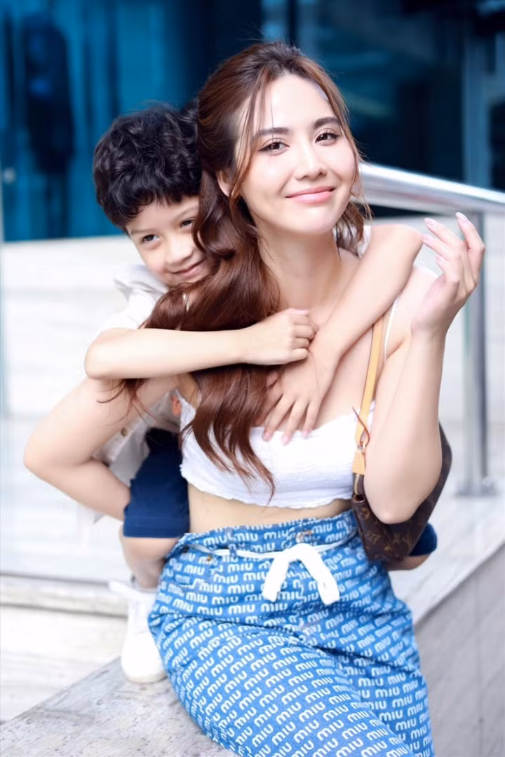 Sự nghiệp diễn xuất đang trên đà phát triển, cô bỗng rút lui khỏi showbiz khiến bao người tiếc nuối. Cô kết hôn, rồi ly hôn sau đó 3 năm, trở thành mẹ đơn thân.