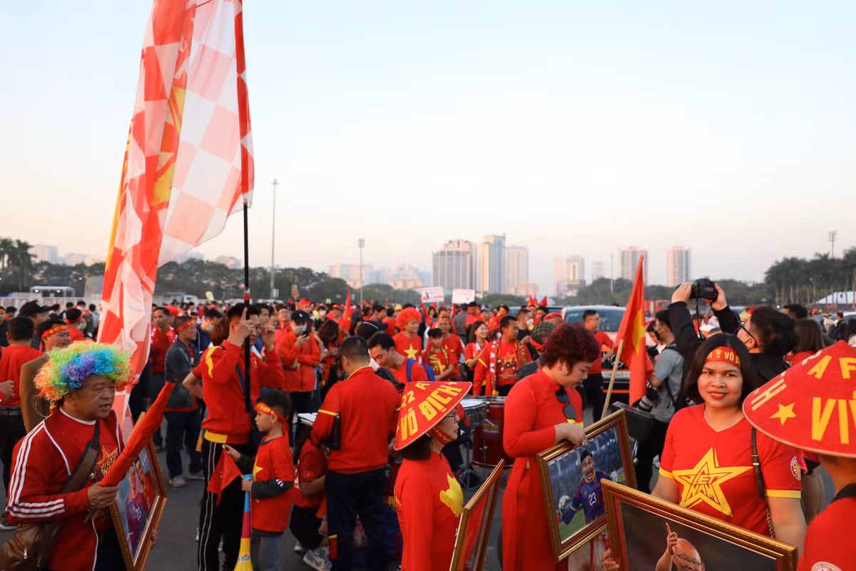 Người hâm mộ nhuộm đỏ khu vực bên ngoài sân vận động quốc gia Mỹ Đình trước giờ diễn ra trận đấu vài tiếng đồng hồ. 