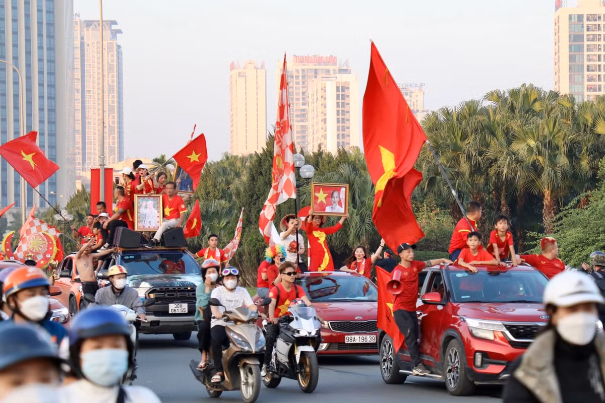 Trước giờ bóng lăn, các cổ động viên với những lá cờ Tổ quốc, băng rôn, khẩu hiệu... đi diễu hành quanh khu vực sân vận động Mỹ Đình.