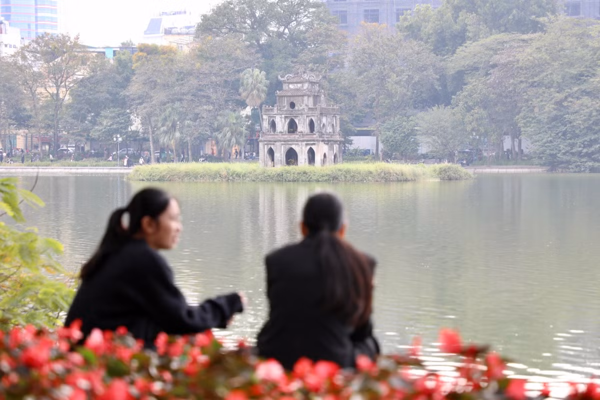 Không gian đi bộ Hồ Hoàn Kiếm luôn là địa điểm lý tưởng để các gia đình vui chơi mỗi dịp lễ, Tết.