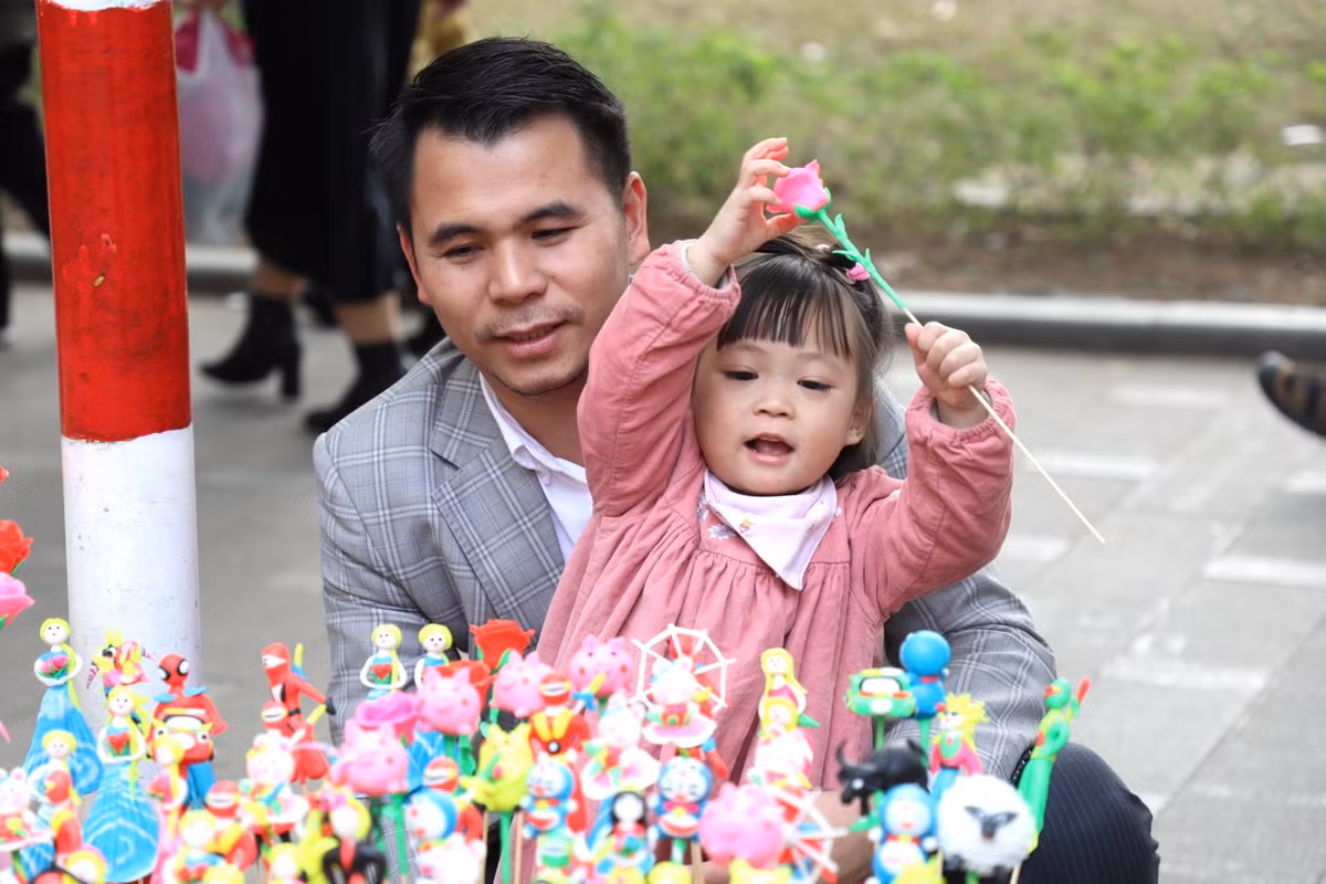 Anh Đặng Đình Toàn (36 tuổi, Hà Nội) chia sẻ: "Ngày đầu nghỉ lễ tôi đưa con gái lên phố đi bộ Hồ Gươm du xuân đầu năm. Không khí ngày đầu năm mới ở đây rất nhộn nhịp, không chỉ con gái mà tôi cũng cảm thấy rất hào hứng."
