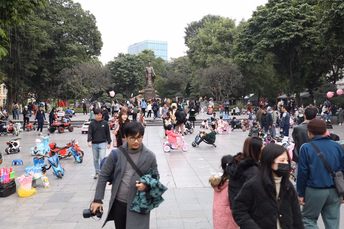 Các khu vực quanh phố đi bộ đều nhộn nhịp với các hoạt động vui chơi, giải trí.