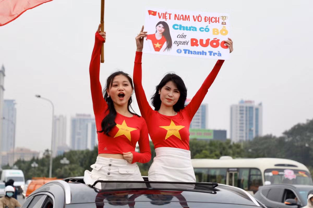 Trước giờ bóng lăn, các cổ động viên với những lá cờ Tổ quốc, băng rôn, khẩu hiệu... đi diễn hành quanh khu vực sân vân động Mỹ Đình.
