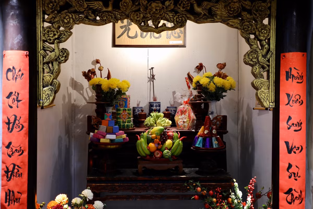 Tết Nguyên đán mang ý nghĩa thiêng liêng, là dịp để mọi người nhớ về cội nguồn. Trong đó phong tục thờ cúng tổ tiên là nghi thức tâm linh, thấm đượm tính nhân văn và đạo lý, đồng thời cũng là một trong những nhân tố góp phần quan trọng để bảo tồn và duy trì văn hoá truyền thống của người Việt mỗi dịp Tết đến Xuân về.