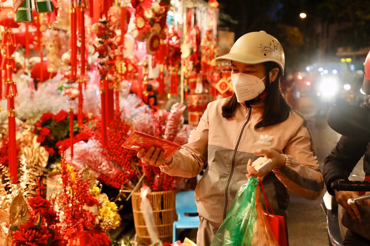 Một chủ cửa hàng cho biết, mặt hàng phong bao lì xì là bán "chạy" nhất.
