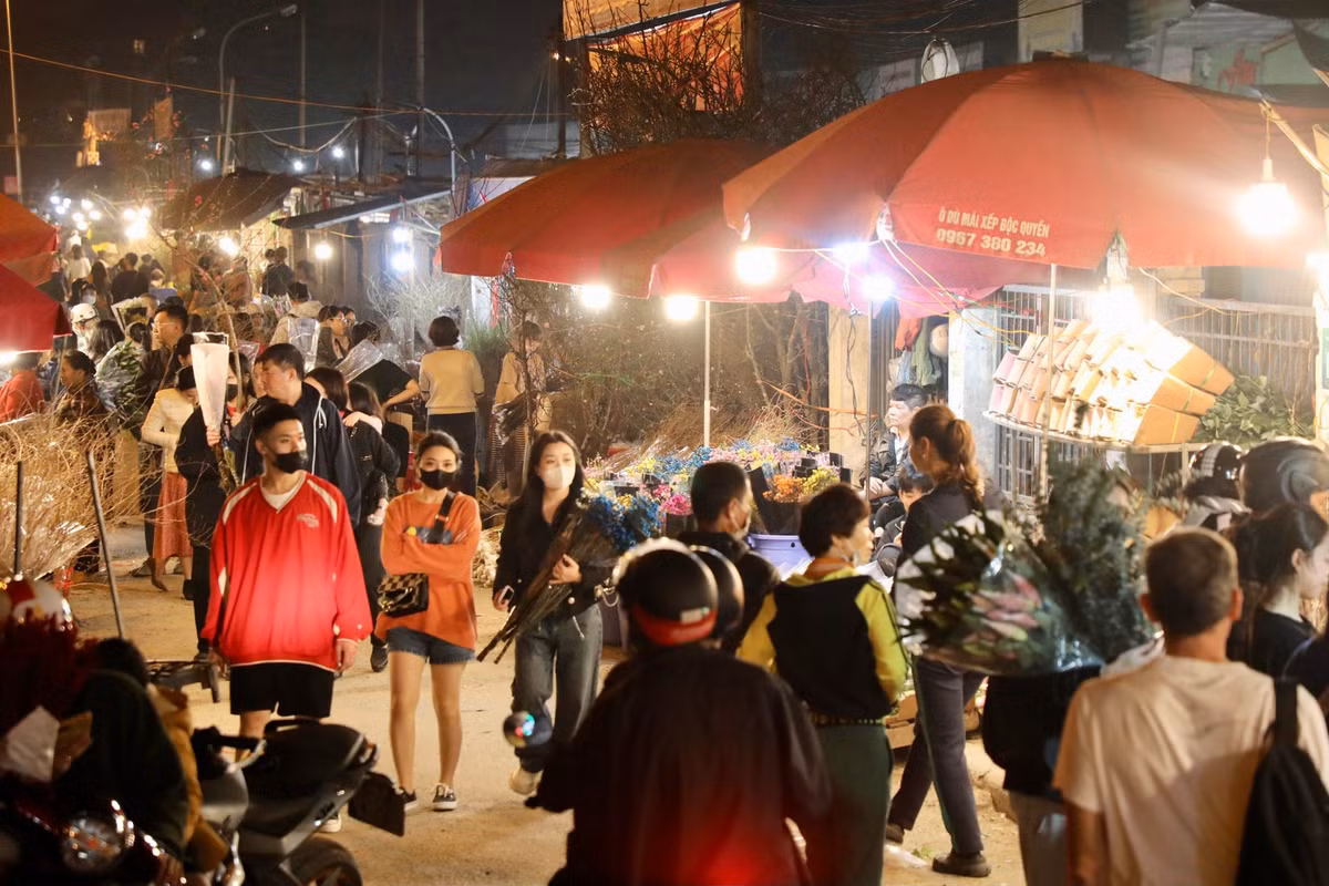 Chợ hoa đêm Quảng Bá đã trở thành điểm đến thu hút đông đảo người dân và du khách tới tham quan và trải nghiệm mỗi dịp Tết đến, Xuân về.