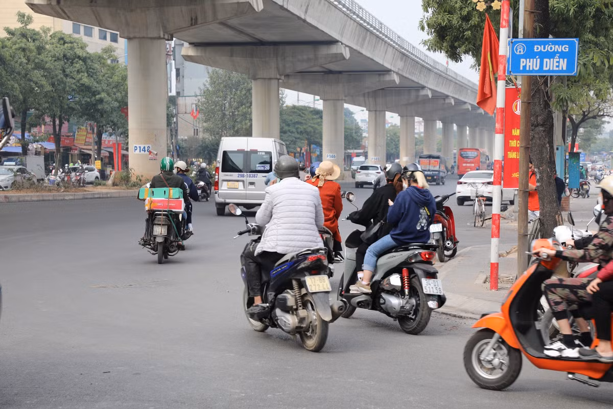 Đoạn đường từ Hồ Tùng Mậu đến hết đường Cầu Diễn đã được trải thảm nhựa khoảng 70% toàn bộ mặt đường.