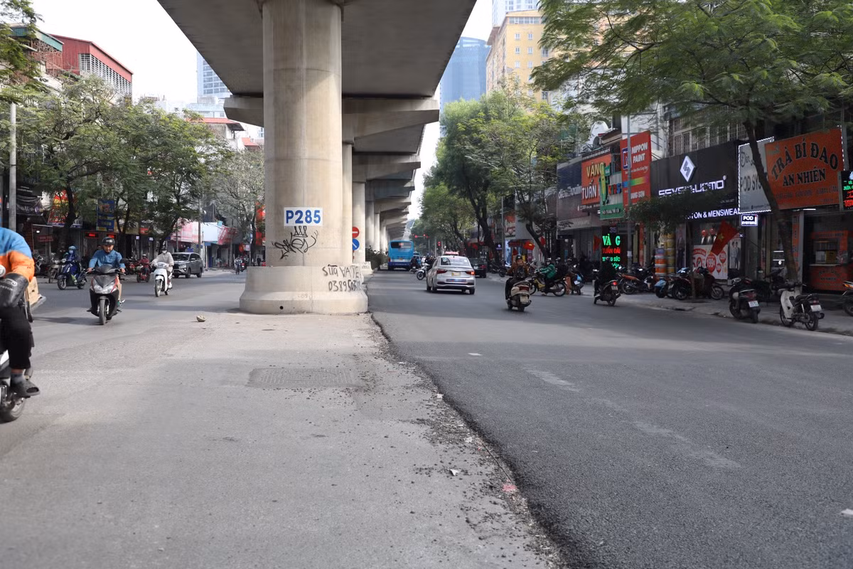 Tại tuyến đường Xuân Thuỷ kéo dài xuống Cầu Giấy mặt đường cũng được trải thảm nhựa khoảng 60%.