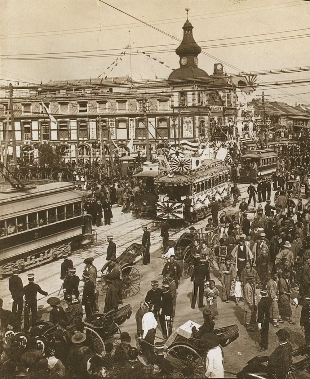 Năm 1889, thành phố Tokyo, trung tâm văn hóa và thương mại của Nhật Bản, được thành lập. Ảnh: Đường phố Tokyo năm 1905. Ảnh BI