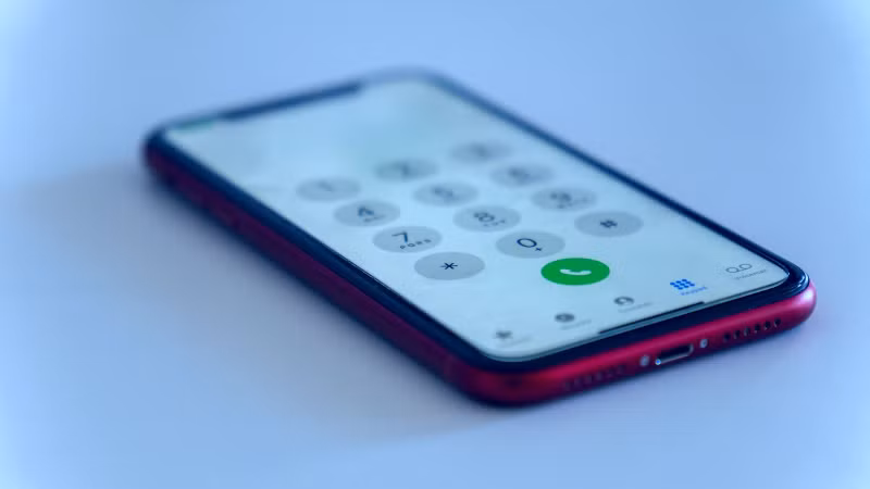 Người này thường xuyên liên lạc qua lại với chị T. Điều đáng nói, mặc dù lưu tên là phụ nữ, nhưng những cuộc hội thoại của "Chị Thắm" lại là giọng đàn ông. Khi Khoa gặng hỏi, chị T. vẫn một mực khẳng định không có quan hệ tình cảm với người được lưu là "Chị Thắm" trong điện thoại. (Ảnh minh họa, nguồn Internet) 