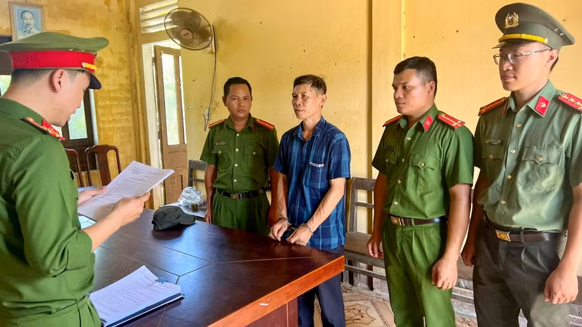 Bắt 2 người khai thác vàng trái phép: Ngày 14/7, Phòng An ninh kinh tế phối hợp với Phòng Cảnh sát hình sự Công an tỉnh Thừa Thiên Huế vừa phá thành công chuyên án, bắt giữ Hoàng Thái Ninh (quê tỉnh Thái Nguyên) và Trần Quang Thái (quê tỉnh Thừa Thiên Huế) vì vi phạm quy định về khai thác tài nguyên. Từ cuối năm 2022 đến tháng 3/2023, Ninh và Thái đã 2 lần bán vàng sa khoáng cho một tiệm vàng tại chợ Đông Ba, phường Đông Ba, TP Huế với tổng số tiền 116 triệu đồng, rồi chia nhau theo tỉ lệ thỏa thuận. (Ảnh đối tượng Hoàng Thái Ninh)