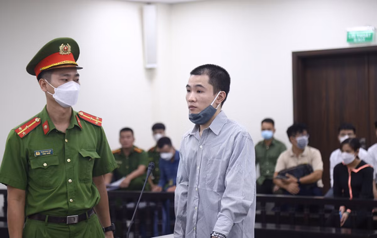  Tuyên tử hình kẻ đóng đinh vào đầu bé gái 3 tuổi: Ngày 13/10/2022, TAND TP Hà Nội đưa ra phán quyết với bị cáo Nguyễn Trung Huyên (30 tuổi, trú tại Thạch Thất, Hà Nội) - người có hành vi hành hạ, đóng 10 chiếc đinh vào đầu bé Đ.N.A. (3 tuổi). Theo đó, tòa tuyên phạt bị cáo Huyên mức án tử hình về tội giết người, 4 năm tù về tội cố ý gây thương tích. Tổng hợp hình phạt là tử hình.