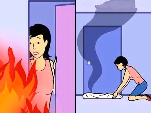 Cần đóng tất cả cánh cửa để ngăn cháy lan nhanh. Trước khi ra, bạn hãy đặt mu bàn tay lên cánh cửa, nếu thấy ấm thì không mở, nếu tay nắm cửa mát và không thấy khói quanh cửa thì có thể mở chậm và né mặt sang một bên đề phòng lửa tạt. Mở cửa mà thấy lửa bùng lên hay có khói xông vào phòng thì đóng cửa thật nhanh, chặt. (Ảnh minh họa, nguồn Internet)