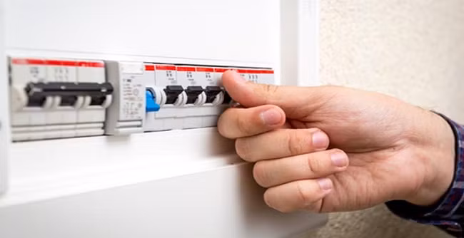 Khi thoát khỏi đám cháy, bạn không nên cố mang theo những đồ có giá trị hay tìm vật nuôi trong nhà. Đặc biệt, không nán lại để cố tìm hiểu nguyên nhân đám cháy. Bằng một cách nhanh, an toàn nhất có thể để ngắt cầu dao điện nơi xảy ra đám cháy bởi điện nổ sẽ làm đám cháy bùng phát nhanh hơn. Nếu lửa và khói chặn mất lối thoát nạn chính, ban đang ở tầng thấp thì có thể thoát ra ngoài qua đường cửa sổ hoặc ban công. Tuyệt đối không sử dụng thang máy khi xảy ra hoả hoạn. (Ảnh minh họa, nguồn Internet)