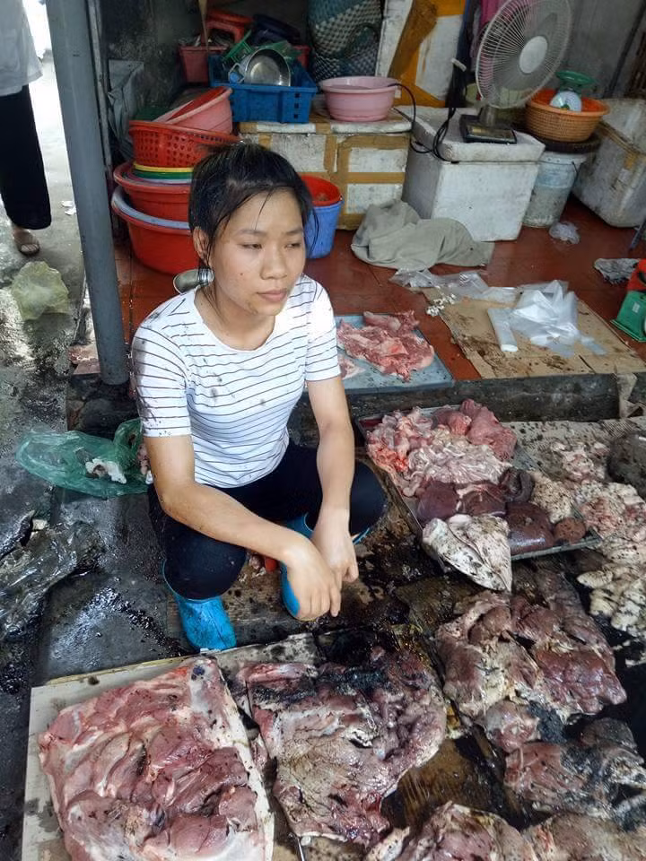 Nguoi ban pha gia thit lon bi nem chat ban o Hai Phong: Cam ban?-Hinh-2