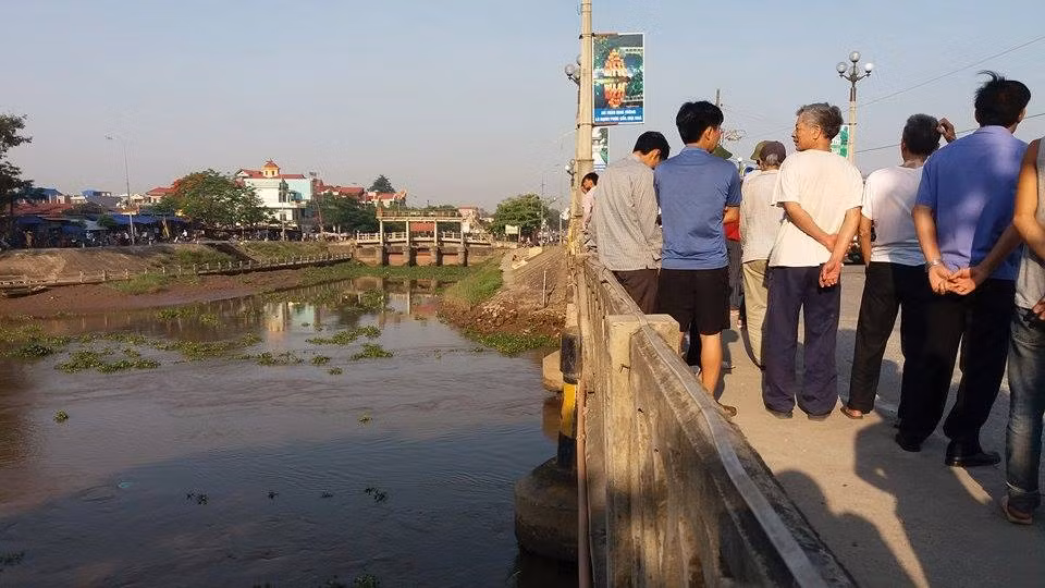 Ninh Binh: Bi o to khach tong, mot nguoi tu vong, mot nguoi vang song-Hinh-4