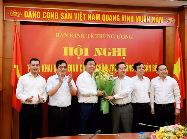 Ong Dinh La Thang chinh thuc nhan nhiem vu Pho ban Kinh te Trung uong