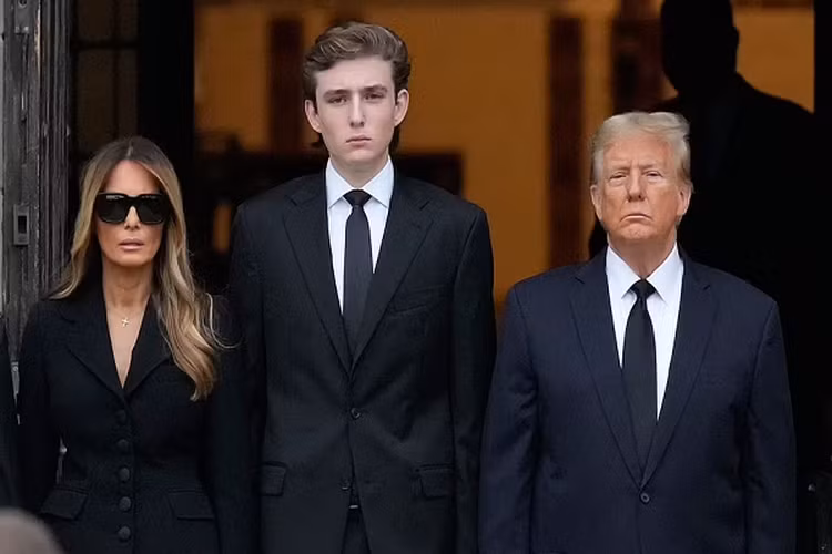 Trước đó, vào tháng 1/2024, Barron Trump cũng thu hút sự chú ý của truyền thông khi xuất hiện tại đám tang bà ngoại Amalija Knavs ở nhà thờ Bethesda-by-the-Sea, thành phố Palm Beach, bang Florida. Được biết, bà Knavs qua đời ở tuổi 78 tuổi hôm 9/1 sau thời gian lâm bệnh. Ảnh: AP.
