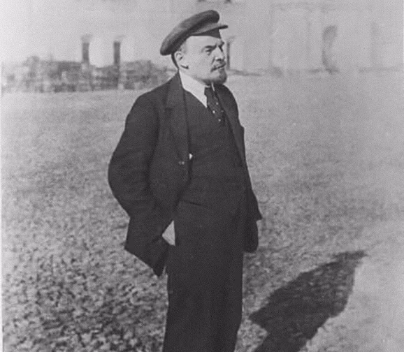 Cùng năm đó, thủ đô được chuyển về Moscow và lãnh tụ Lenin chuyển vào Điện Kremlin.
