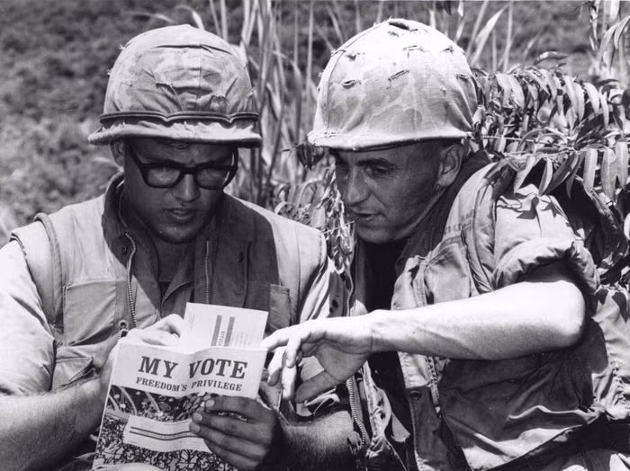 Lính Mỹ ở Việt Nam bỏ phiếu bầu cử trong cuộc bầu cử Tổng thống năm 1969. Nguồn ảnh: BI.