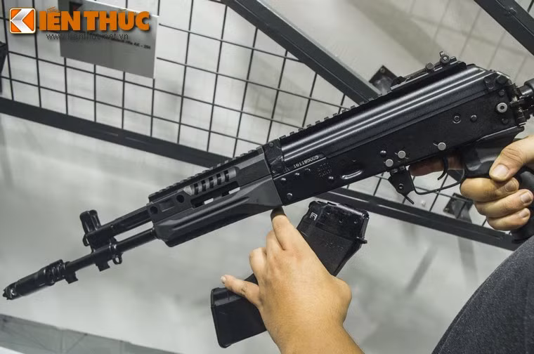 Sử dụng cùng cỡ đạn 7,62x39mm, súng trường tấn công AK-15 có thể sử dụng các hộp tiếp đạn với những dòng súng Kalashnikov trước đó - một điều vô cùng quan trọng trong quá trình chuyển giao vũ khí khi một đội quân với số lượng hàng triệu khẩu súng sẽ thay đổi dần dần từ súng cũ sang súng mới.