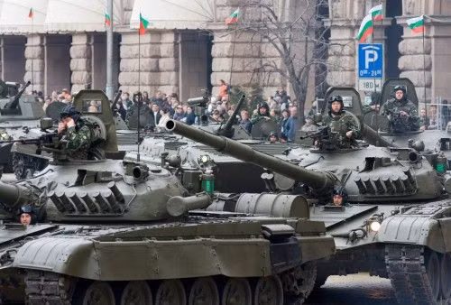 Ngoài ra, T-72 còn có khả năng được nâng cấp cực tốt, đắp thêm nhiều thiết kế giáp cho phép bảo vệ kíp chiến đấu. Nguồn ảnh: Pinterest.