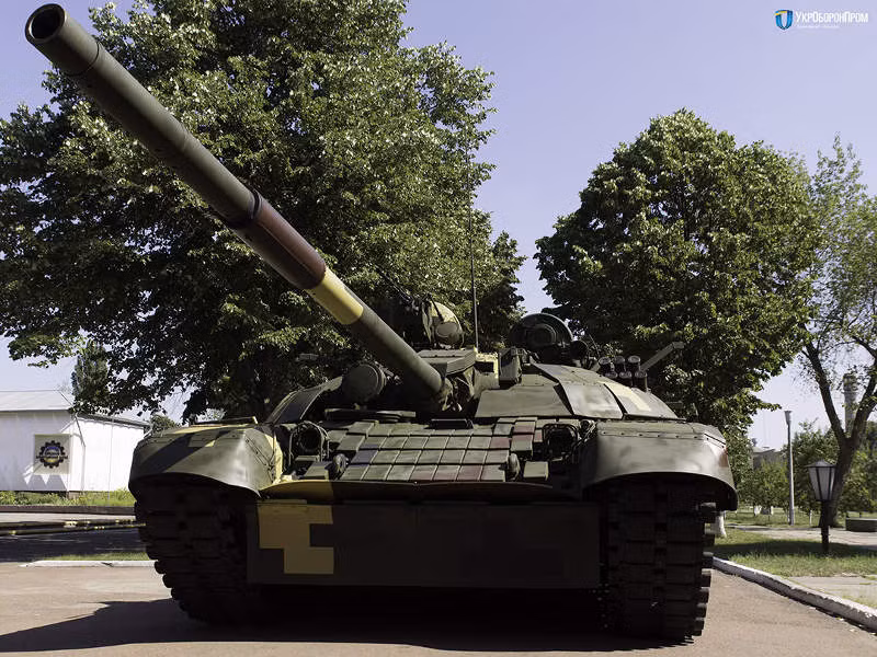 T-72 trong quá khứ từng là niềm tự hào của Liên Xô và cũng là loại xe tăng chủ lực "khó nhằn" bậc nhất của lực lượng này. So với các loại xe tăng Mỹ và NATO cùng thời, T-72 gần như vượt trội hoàn toàn. Nguồn ảnh: Pinterest.