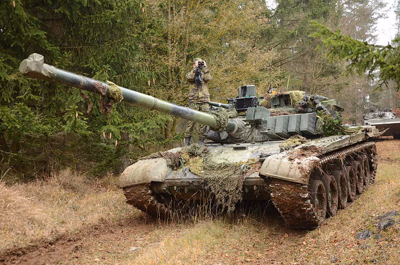 Ngoài việc mang được giáp trụ nặng, T-72 cũng có kích thước nhỏ, trọng lượng nhẹ. Kích thước nhỏ khiến T-72 khó bị bắn trúng hơn và dễ xoay sở hơn khi tác chiến trong môi trường chật hẹp. Nguồn ảnh: Pinterest.