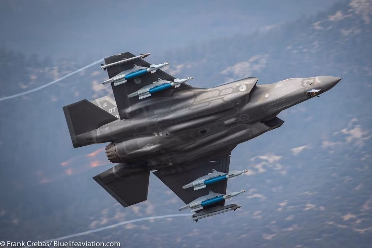 Tuy nhiên với F-35A, đây là phiên bản cất - hạ cánh bằng đường băng chạy đà thông thường nên việc mang theo tải trọng lớn vũ khí hoàn toàn là điều không có gì khó khăn. Nguồn ảnh: Pinterest.