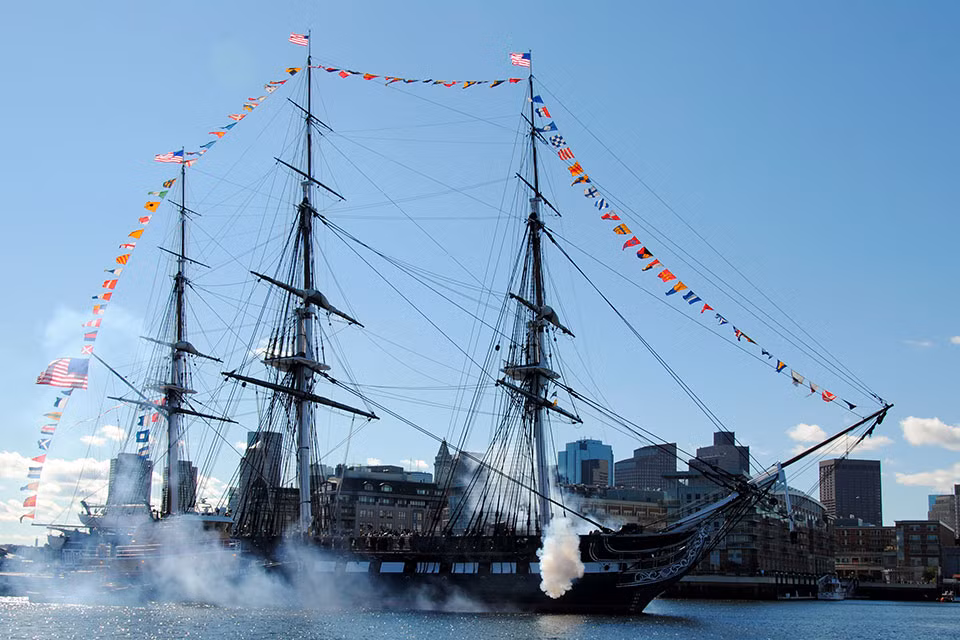 Do muốn giữ lại thiết kế kiểu cũ cho tàu, USS Constitution tới nay vẫn không được trang bị các thiết bị điện tử. Tàu vẫn sử dụng cột buồm để di chuyển, thuỷ thủ đoàn thậm chí còn sử dụng các kỹ năng xác định phương hướng, dẫn đường theo kiểu của thế kỷ 19 thay vì dùng định vị toàn cầu. Nguồn ảnh: BI.
