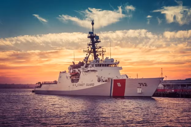 Giống như các tàu tuần duyên lớp Legend khác, tàu USCGC Stratton cũng được trang bị vũ khí bao gồm một hải pháo 57mm, 1 tổ hợp pháo cao tốc 20mm, 4 súng máy 12,7mm, 2 súng máy hạng nhẹ 7,62mm cùng các loại vũ khí phi sát thương như vòi rồng, loa công suất lớn. Nguồn ảnh: QQ.