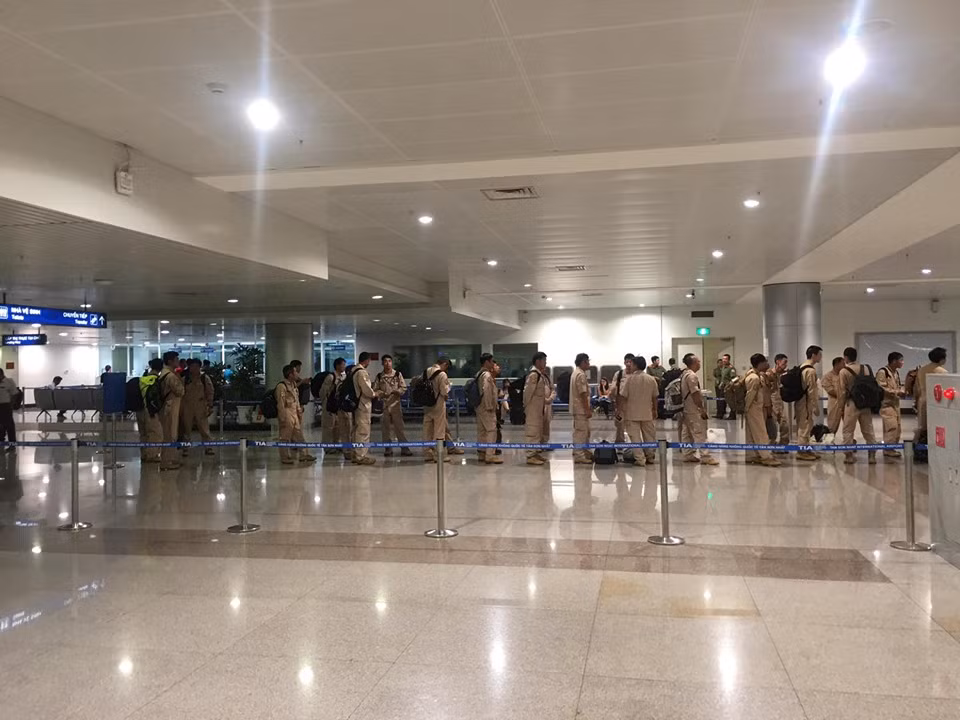 Ngay sau đó, hai kíp lái của những máy bay săn ngầm hiện đại này đã làm thủ tục nhập cảnh tại sân bay. Nguồn ảnh: Pinterest.