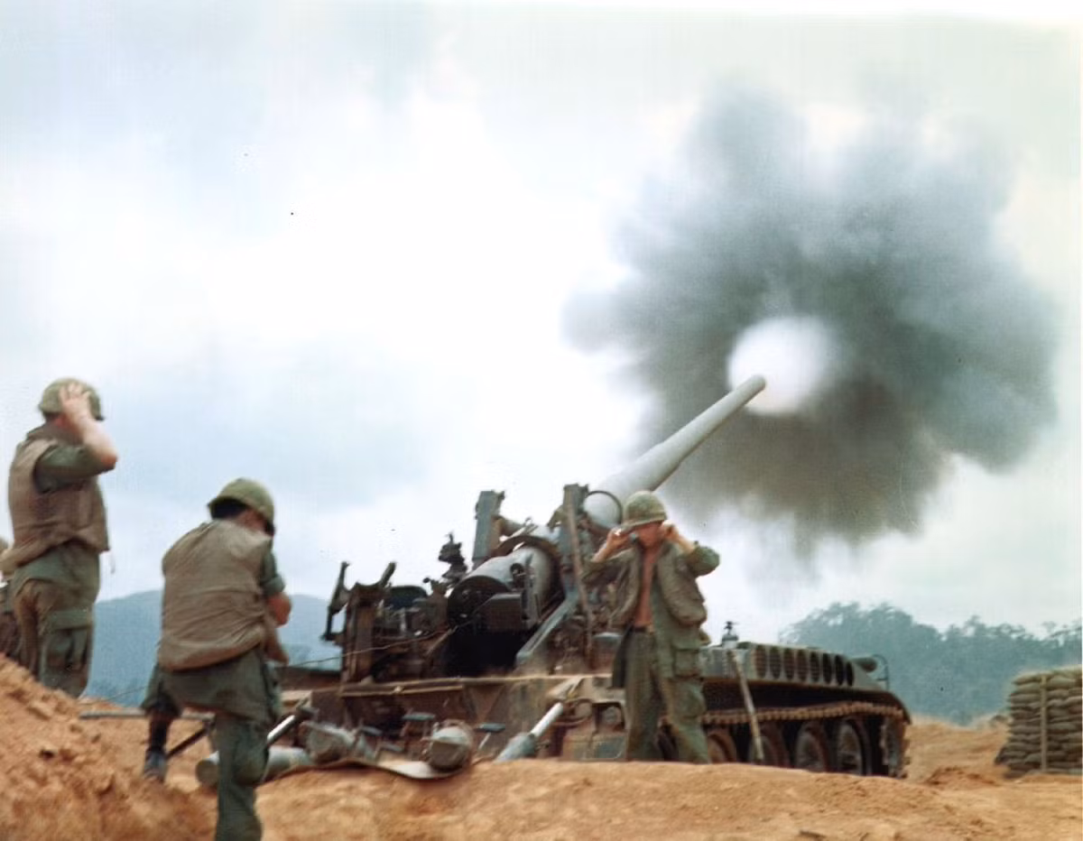 Pháo tự hành M107 được Quân đội Mỹ đưa tới chiến trường Việt Nam từ cuối những năm 1960 đến đầu 1970. Về thiết kế M107 có trọng lượng chiến đấu tới 28,3 tấn, dài tổng thể 11,30m, rộng 3,15m, cao 3,47m. Khung gầm M107 là xe bánh xích trang bị động cơ 450 mã lực cho tốc độ tối đa 80km/h, tầm hoạt động 720km. Nguồn ảnh: Olive.