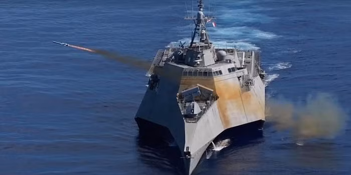 Pha tấn công đã thành công mỹ mãn, tên lửa NSM đã đánh chìm khinh hạm USS Ford thuộc lớp Oliver Hazard Perry có độ giãn nước 4100 tấn chỉ bằng một phát bắn duy nhất. Nguồn ảnh: BI.