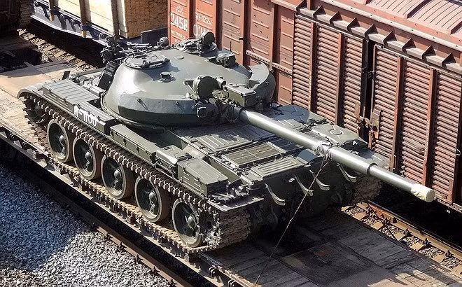 Vào năm 2017, Nga từng viện trợ một lúc hàng trăm chiếc T-62M cho quân đội Syria. Sau đó dòng xe tăng này vẫn được tiếp tục viện trợ trong các chuyến tàu quân sự tới Syria