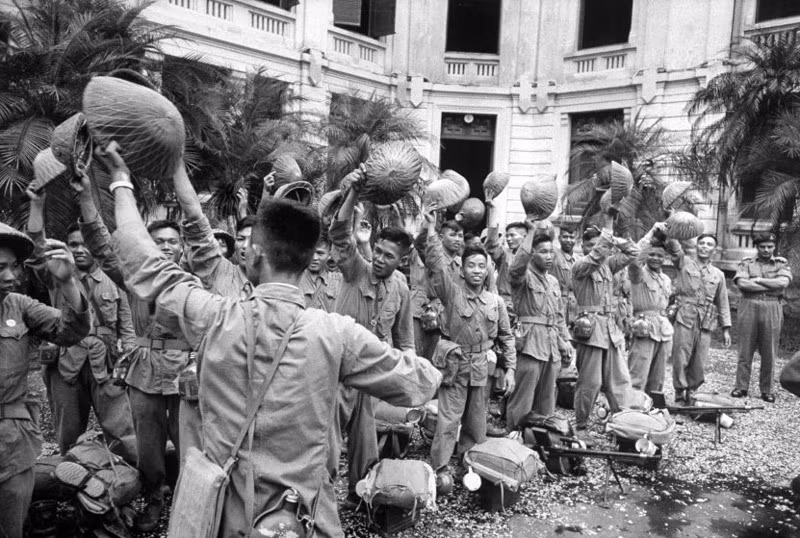 Ăn mừng chiến thắng cuối cùng sau 9 năm kháng chiến ròng rã. Nguồn ảnh: TL.