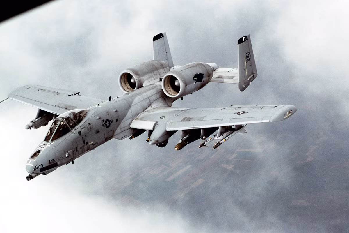 Cụ thể, tốc độ tối thiểu của A-10 chỉ vào khoảng hơn 200 km/h - nghĩa là đủ chậm để nó tấn công các mục tiêu mặt đất với độ chính xác cao nhưng không quá chậm để biến nó thành mồi ngon của lực lượng phòng không. Nguồn ảnh: Pinterest.